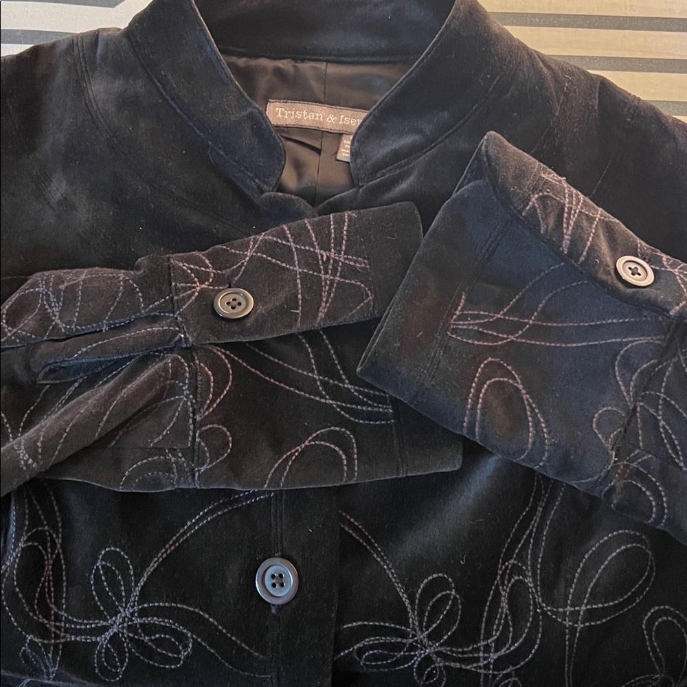 Tristan & Iseut Black Velvet Women's Blazer ♥️